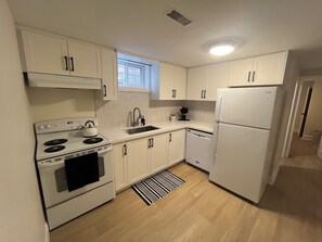 Réfrigérateur, un four, surface de cuisson, lave-vaisselle