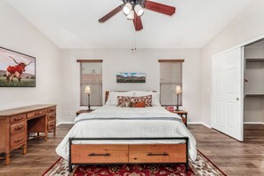 2 bedrooms, iron/ironing board, WiFi, bed sheets - 2-Bed House in Glendale minutes to Phoenix Children's Hospital (Glendale)