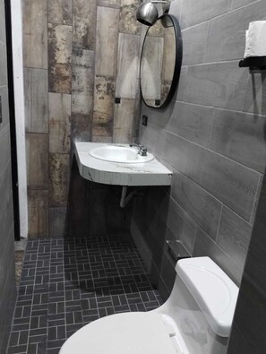 Shower, towels, soap, toilet paper - Roota House (Mérida)
