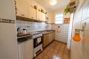 Fridge, microwave, oven, cookware/dishes/utensils - Apto para 6 com Garagem a 450m da Praia do Forte (Praia Grande)