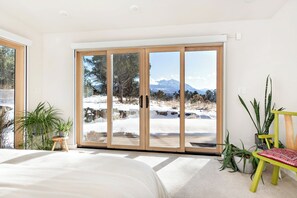 Tabla de planchar con plancha, internet y ropa de cama 