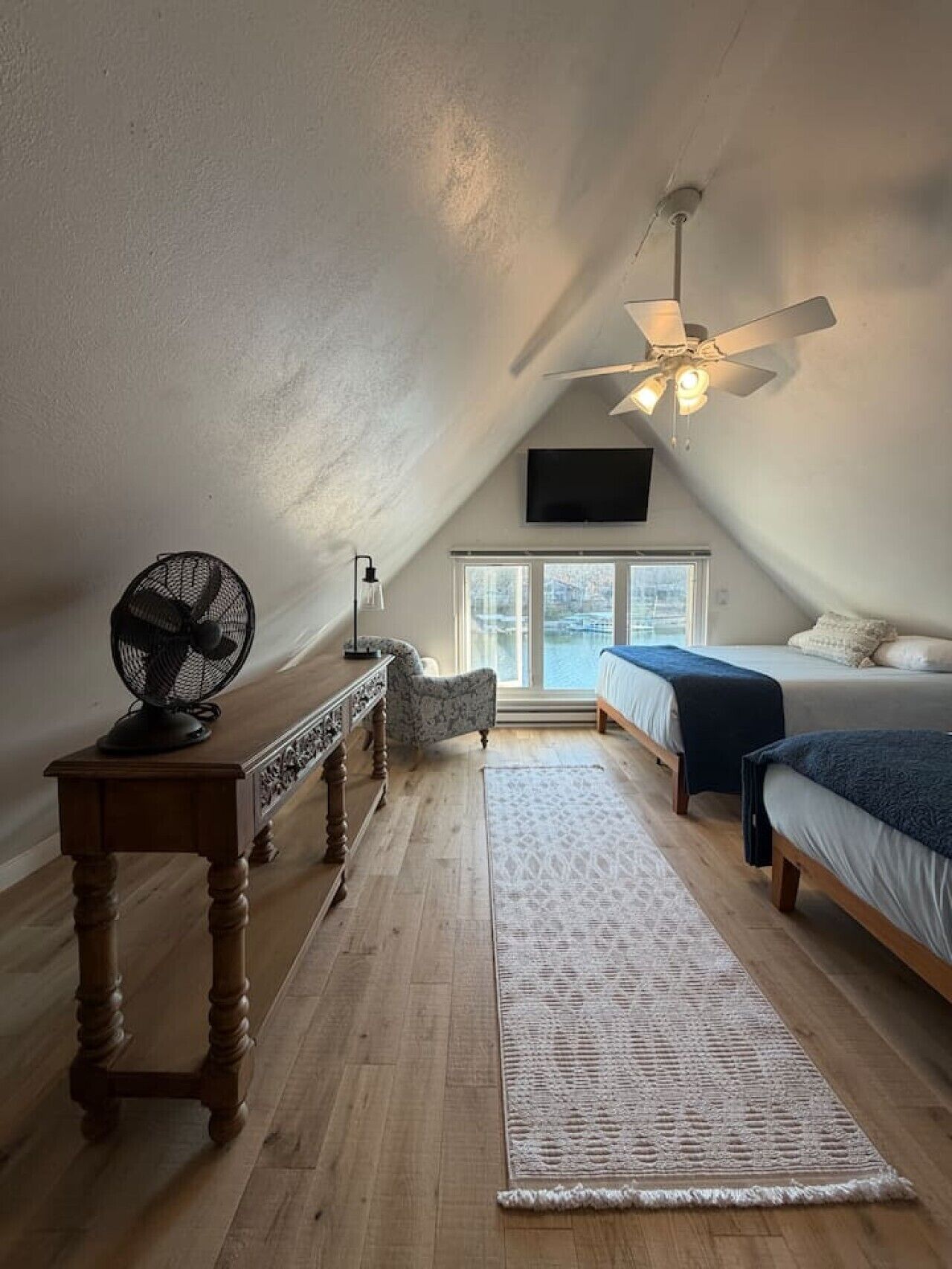 Een bureau, een strijkplank/strijkijzer, wifi, beddengoed