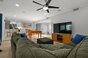 Smart TV, table football, ping pong - Sunny Clearwater Oasis W/Private Pool & Back yard (Clearwater)