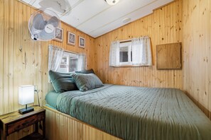 Room - Private Hot Tub, Nintendo Wii, Firepit, Outdoor Movie Projector, Lake Access (Gouldsboro)