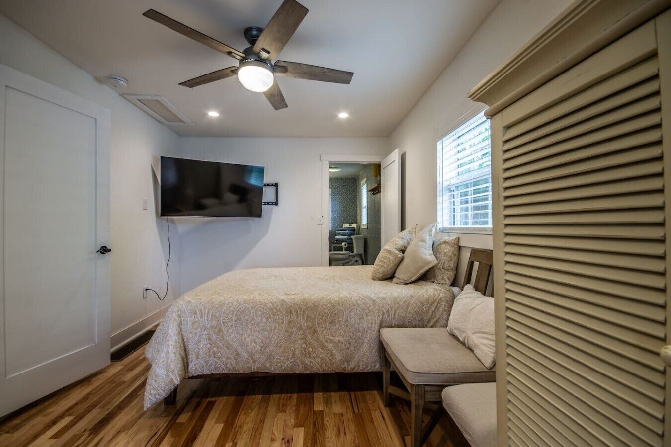 Desk, WiFi, bed sheets