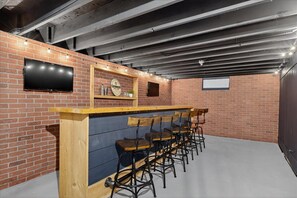Bar (on property) - 4-bedroom house in welcoming Saratoga Springs walk to Saratoga Race Coarse (Saratoga Springs)