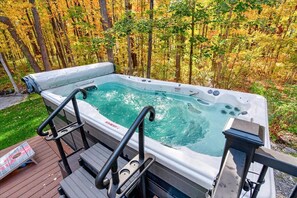 Outdoor spa tub - 4-bedroom house in welcoming Saratoga Springs walk to Saratoga Race Coarse (Saratoga Springs)