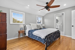 Iron/ironing board, WiFi, bed sheets - 4-bedroom house in welcoming Saratoga Springs walk to Saratoga Race Coarse (Saratoga Springs)