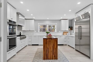 Private kitchen - 4-bedroom house in welcoming Saratoga Springs walk to Saratoga Race Coarse (Saratoga Springs)