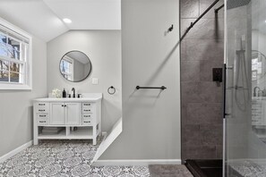 Shower, hair dryer, towels, soap - 4-bedroom house in welcoming Saratoga Springs walk to Saratoga Race Coarse (Saratoga Springs)