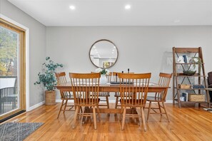 Dining - 4-bedroom house in welcoming Saratoga Springs walk to Saratoga Race Coarse (Saratoga Springs)