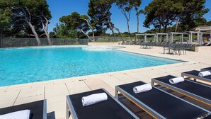 A swimming pool with lounge chairs and a pergola. - Provence Country Club by Interhome (L'isle sur la Sorgue)