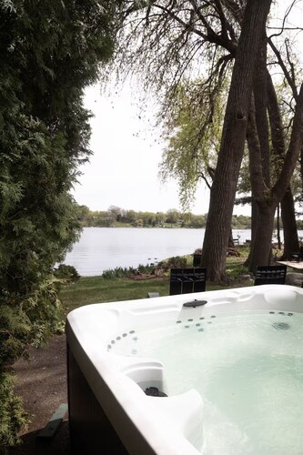 Lakefront Retreat w/ Hot Tub + Sauna