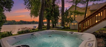 Lakefront Retreat w/ Hot Tub + Sauna