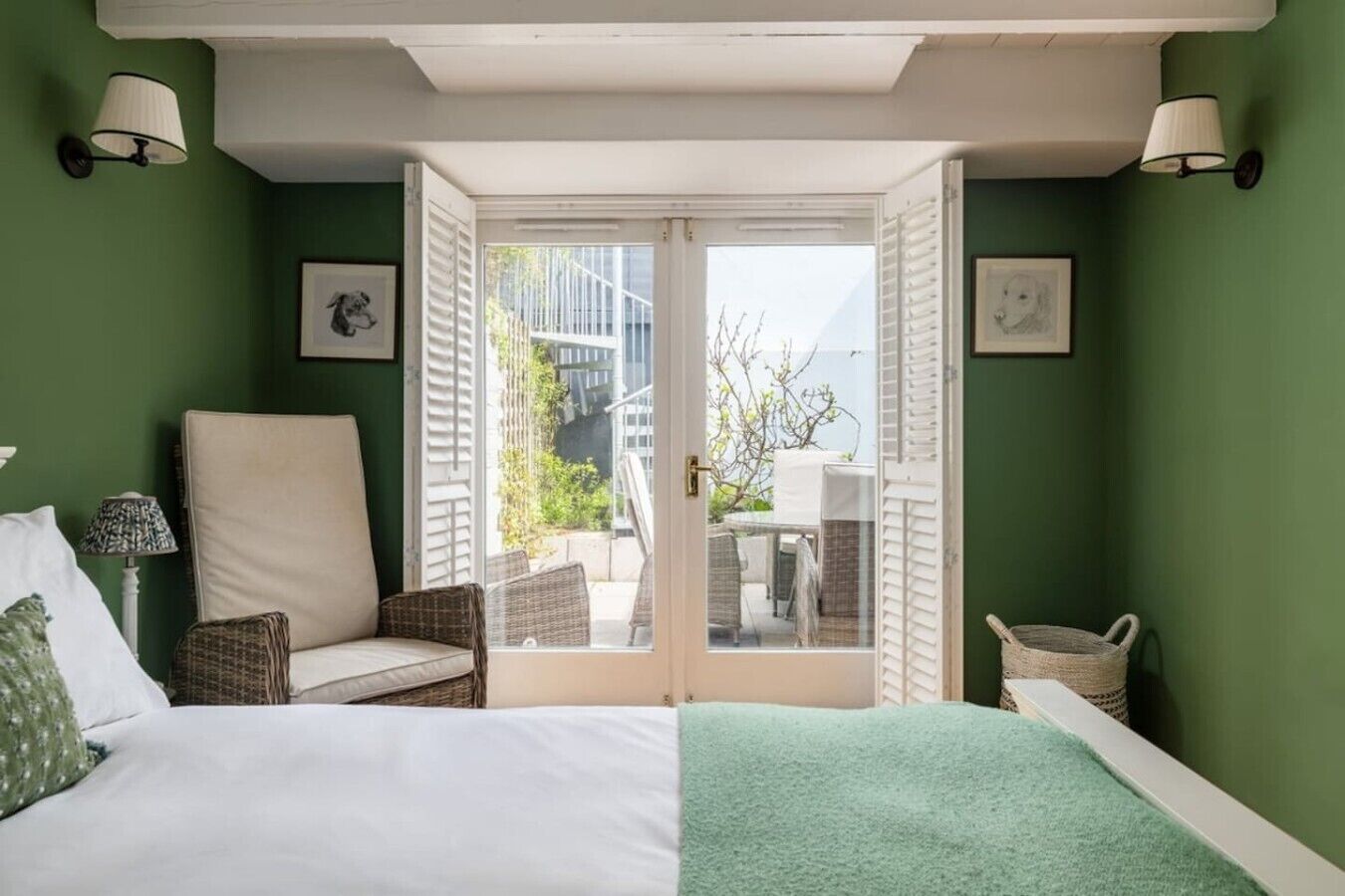Desk, iron/ironing board, WiFi, bed sheets