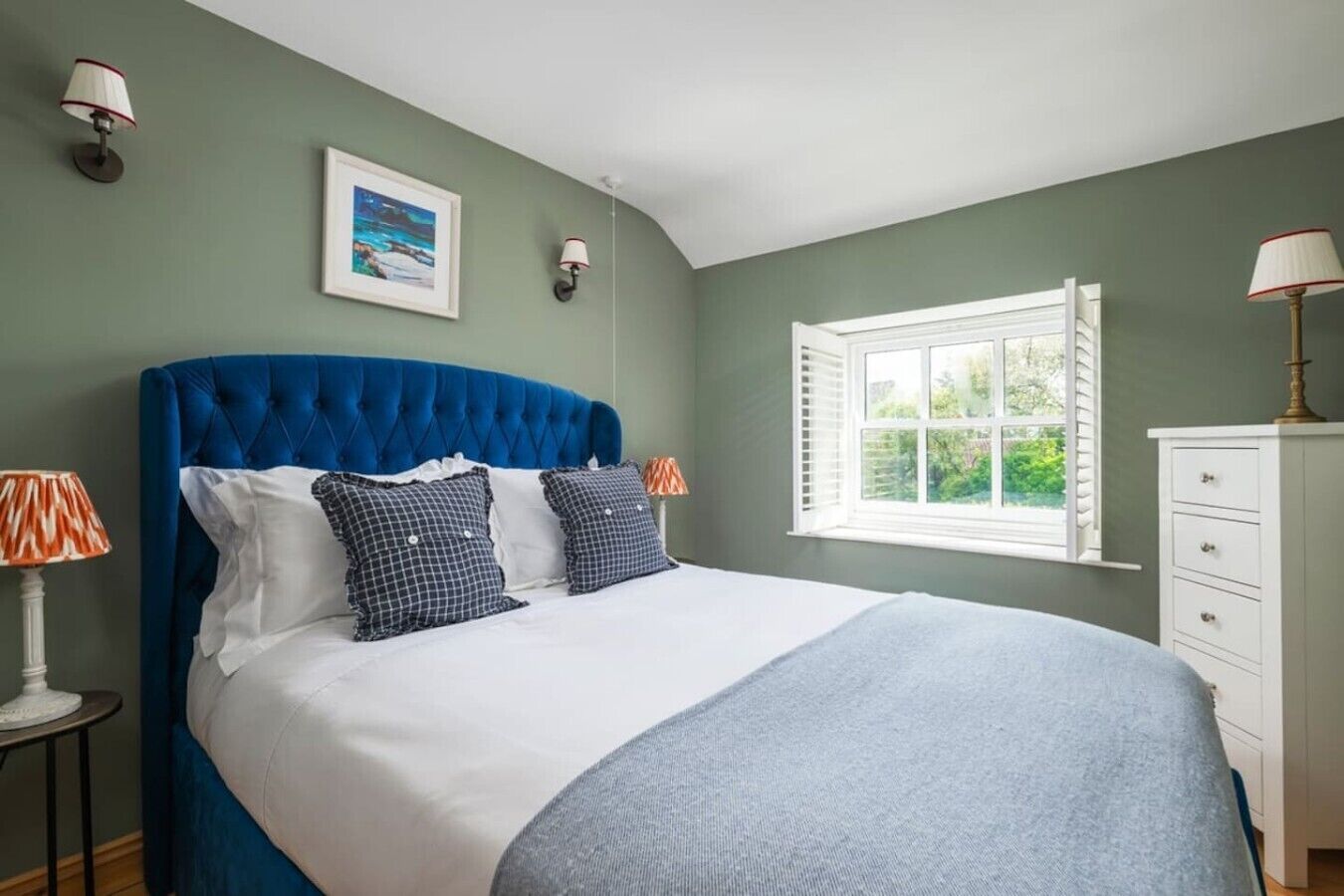 Desk, iron/ironing board, WiFi, bed sheets