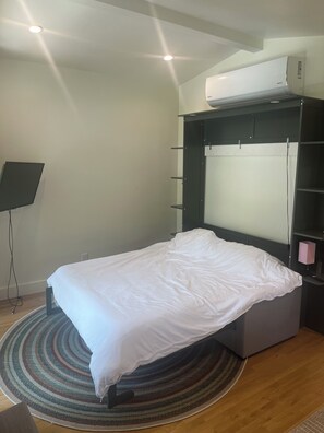 Iron/ironing board, WiFi, bed sheets - Private Studio w/ Balcony + Parking - Quiet Retreat (North Charleston)