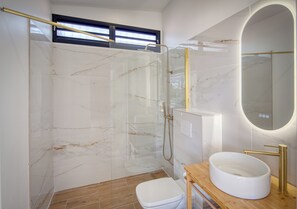 Chuveiro, secador de cabelo, toalhas de banho, sabonete