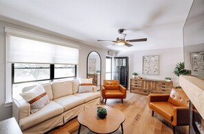 Smart TV, fireplace