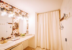 Towels, soap, shampoo, toilet paper