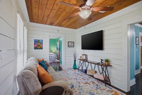 Sallier St. Jewel Box 2-bed 2-bath home by Casinos, refineries, I-10 & Hospitals