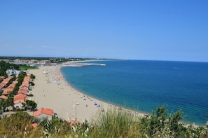 A coastal beach with rows of houses and a clear blue sky. - Proche de la plage | Accès piscine | AC + balcon (ARGELES-SUR-MER)