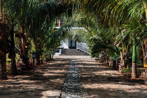 private property with big garden, swimming pool. 10 minutes walk to the beach.