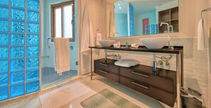 Sèche-cheveux, bidet, serviettes fournies, savon
