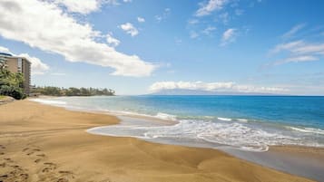 Chaises longues, serviettes de plage