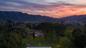A villa with a swimming pool, surrounded by trees and hills. - Villa delle Silerchie 10, Emma Villas (Camaiore)