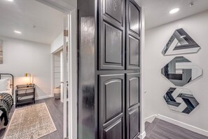 Room - Stylish 2BR/King Bed, Pool & Spa/Walk to Strip & UNLV (Las Vegas)