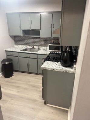 Private kitchen - Modern 2 bdrm apartment Downtown Paterson NJ available during the FIFA WORLD CUP (Paterson)