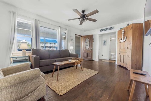 King's Cottage | Steps from Kure Beach Pier |