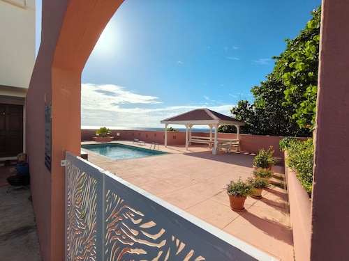 Ocean Breeze 2-Level Retreat - Pool & Full Kitchen