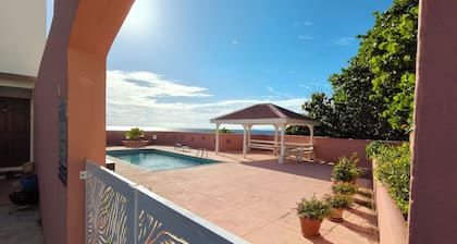 Ocean Breeze 2-Level Retreat - Pool & Full Kitchen
