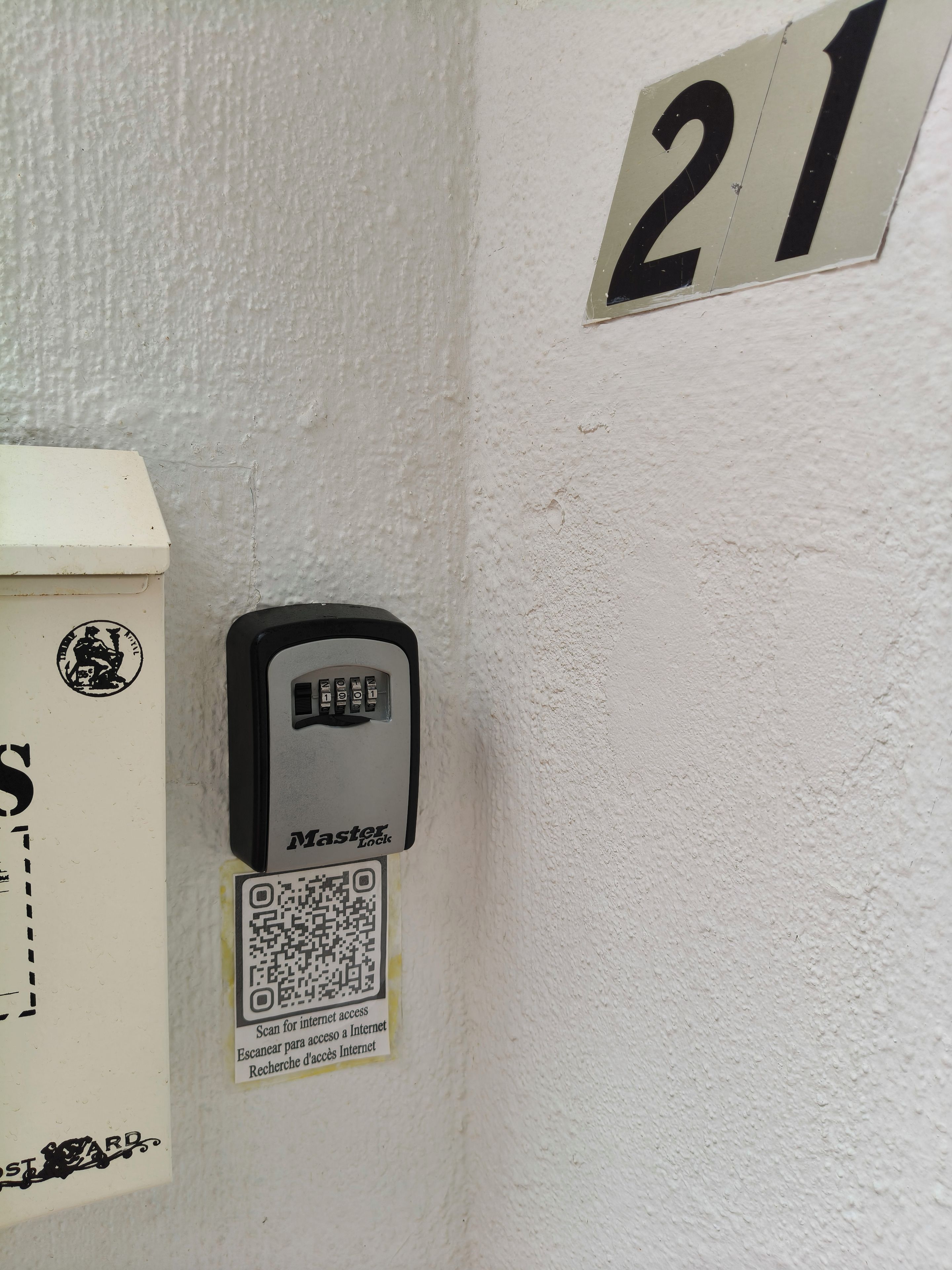 Un dispositif fixé au mur, portant la marque « Master Lock » et muni d’un code QR pour accéder à Internet.