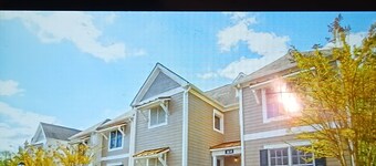 Cozy 2-bedroom townhome in superb Williamsburg with AC and gym access