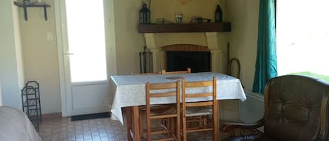 Téléviseur, foyer, livres, chaßne audio