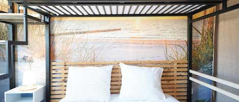Tabla de planchar con plancha, wifi gratis y ropa de cama