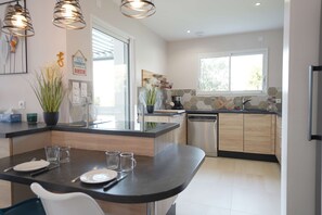 Fridge, microwave, oven, dishwasher - Villa 4 trèfles - avec jardin arboré et jacuzzi (Les Achards)