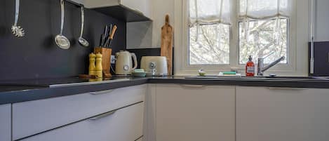 Coffee/tea maker, fridge, microwave, oven