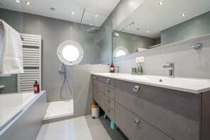 A modern bathroom with a shower, a sink, and a vanity. - Villa Viasol - superbe villa d'époque (Les Sables d'Olonne)