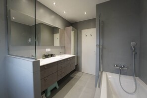 Hair dryer, towels - Villa Viasol - Four Bedroom House, Sleeps 10 (Les Sables d'Olonne)