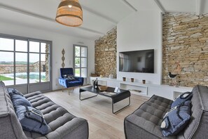 TV, stereo - Villa de Charles - Five Bedroom House, Sleeps 10 (Talmont-Saint-Hilaire)