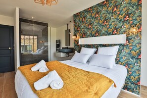 Iron/ironing board, free WiFi, bed sheets - Villa de Charles - Five Bedroom House, Sleeps 10 (Talmont-Saint-Hilaire)