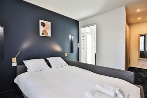 Iron/ironing board, free WiFi, bed sheets - Villa Parisse - Five Bedroom House, Sleeps 9 (Les Sables d'Olonne)