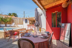Outdoor dining - Villa Parisse - Five Bedroom House, Sleeps 9 (Les Sables d'Olonne)