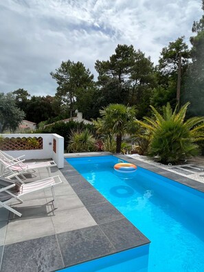 A swimming pool with lounge chairs and a floating ring. - Longe 17 - élégante propriété avec deux maisons (Longeville-sur-Mer)
