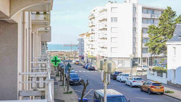 A street view with buildings, cars, and a clear sky. - Beluga - pied-à-terre idéal sur la côte vendéenne (Les Sables d'Olonne)