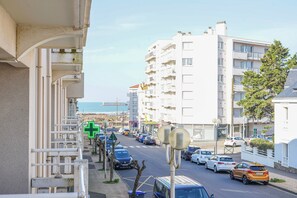 A street view with buildings, cars, and a clear sky. - Beluga - pied-à-terre idéal sur la côte vendéenne (Les Sables d'Olonne)